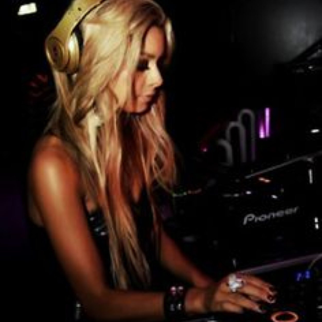 21 11.11.11 ---- My life changed forever. Just a city girl caught in the suburbs of Chicago.
http://t.co/iemDzbW6K5
