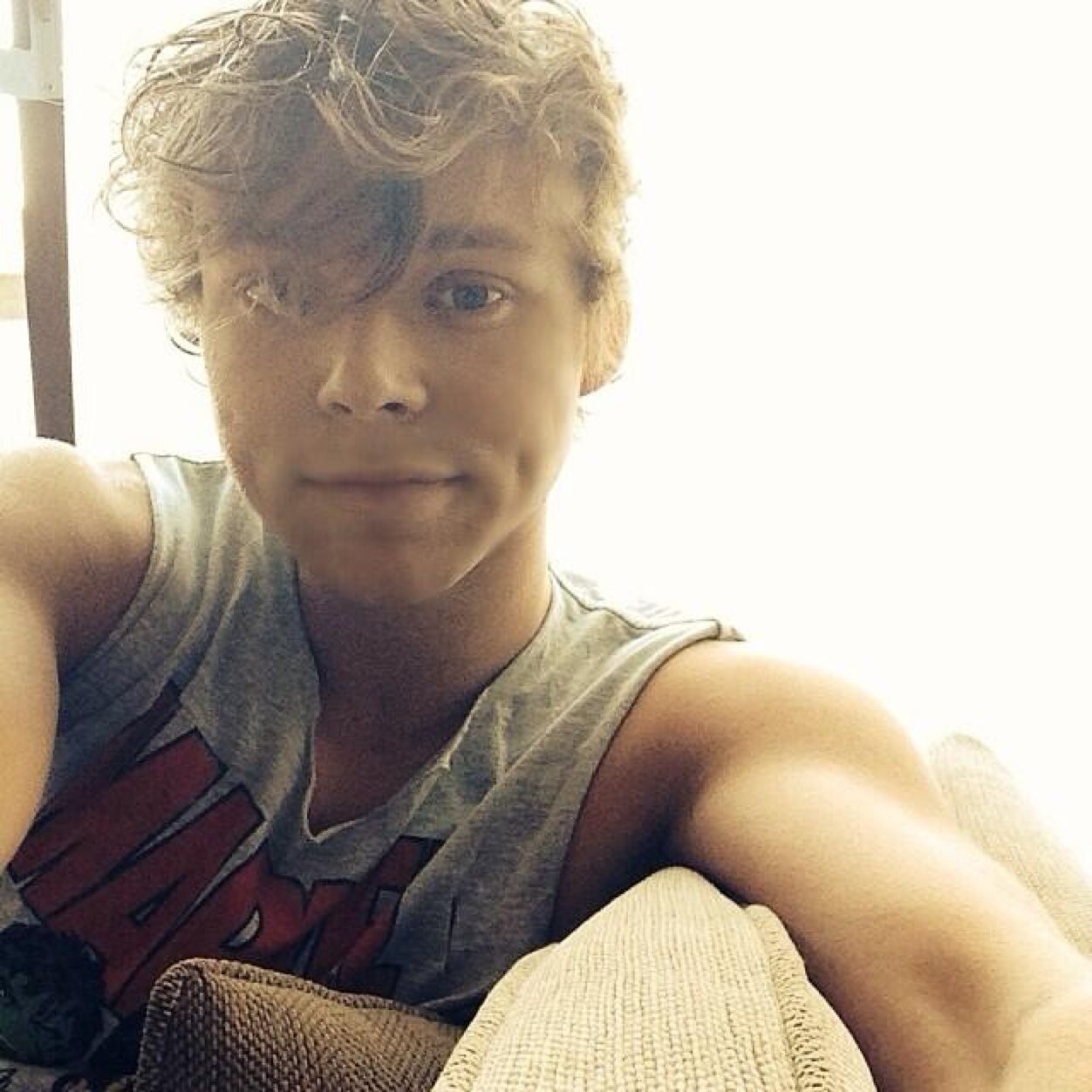 HEY BEAUTIFUL FOLLOW @VivalaFandom PLEASE xxxx