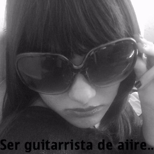 Estudiante de artes audioviisuales y cinematografia ;) instituto pedagogico de caracas... Ser guitarrista de aire, baterista de mesa y cantante de ducha :3