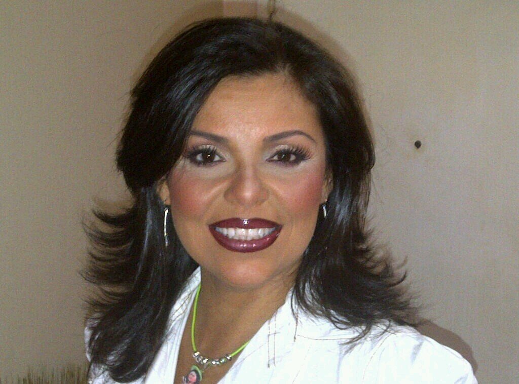 Venezolana, católica que vive bajo la vocación del matrimonio,  madre de tres hijos, abogado que cree en la justicia., equidad y el bien común.