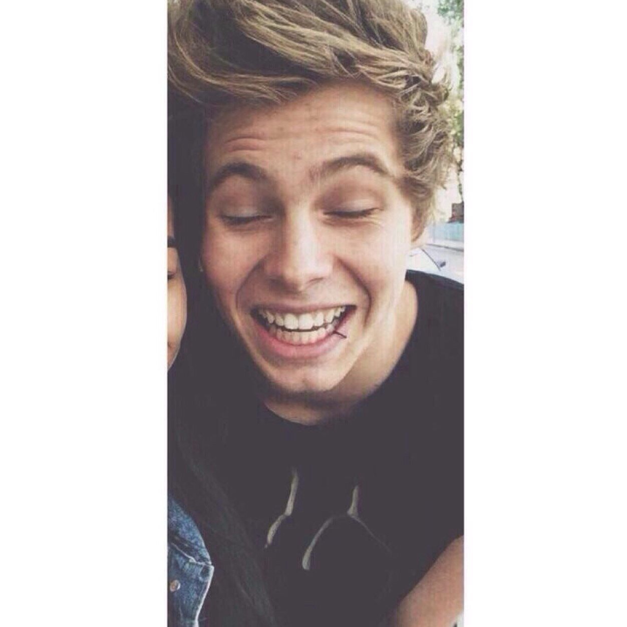 follow @twerkitmashton ily