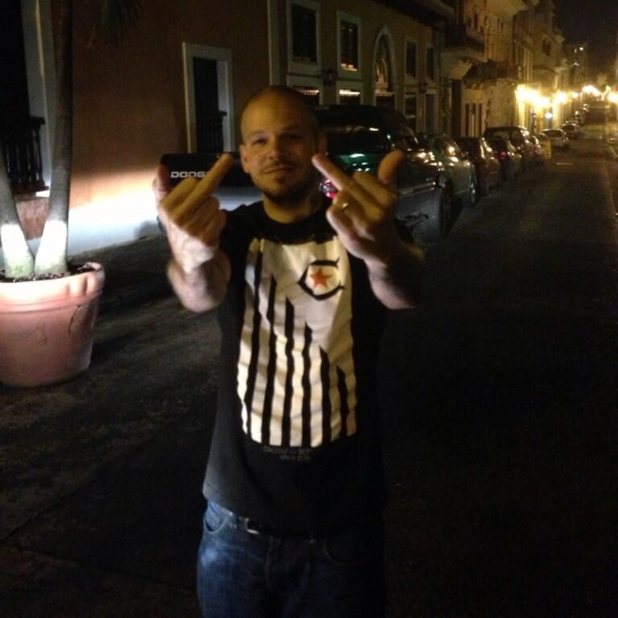 Club de Fans Oficial de Calle 13. Presidente: @AndresAT24 —Cuenta Oficial: @Calle13Oficial. #AFUEGO.
