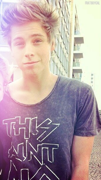 PLS FOLLOW @starbxckshemmo ILY BYE (WOULD BE SUPER CUTE OF YOU IF YOU DID) she really wants to reach 1K soon thanks! ♥