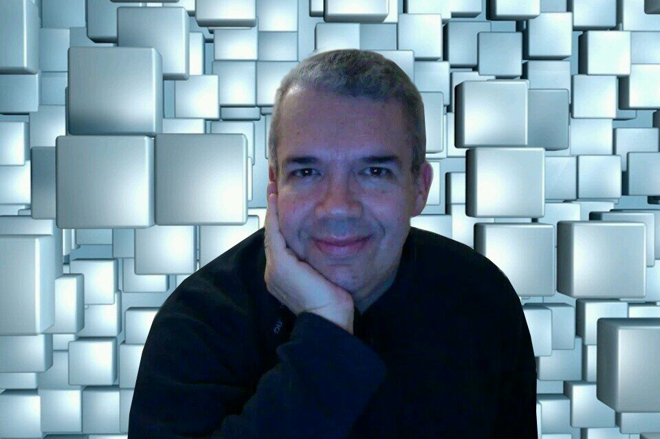Blogger, Interesado en las nuevas tecnologías, la comunicación , el conocimiento y el entendimiento entre las diferentes culturas. En fin ciudadano del mundo.