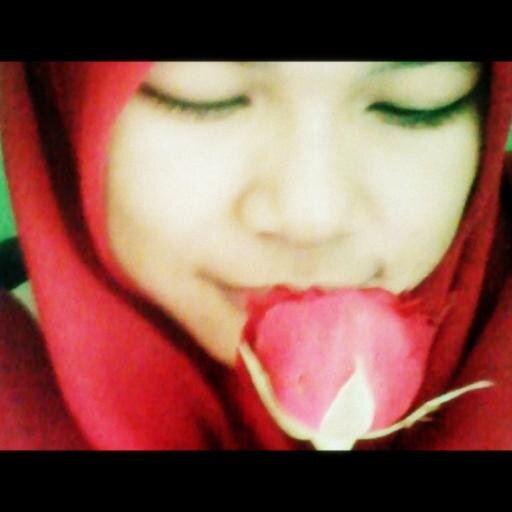 Jangan sebut aku perempuan sejati jika hidup hanya berkalang lelaki. Tapi bukan berarti aku tidak butuh lelaki untuk aku cintai. (Nyai Ontosoroh)      -╭(^▽^)╯-