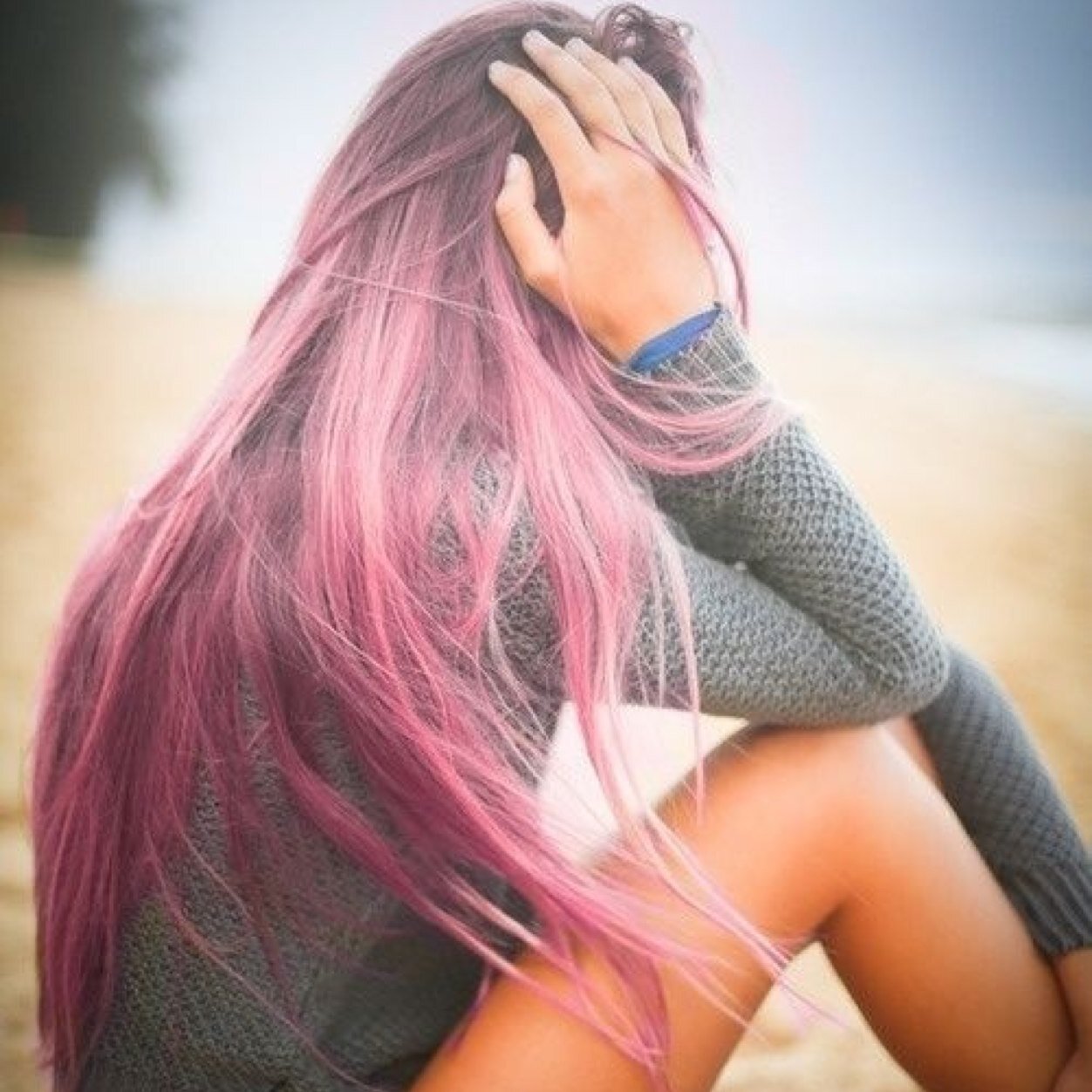 17. Recien salida de un internado en Rusia. Un tinte cada mes. Algo borde y macarrilla, pero dulce con quien quiero. Bad girls smoke a lot. Piercings & Tattoos.