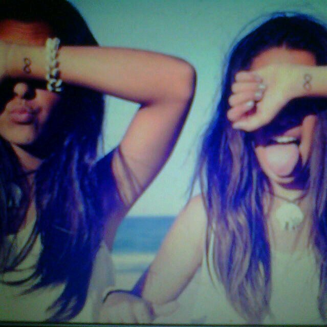 Hola soy belieber y smiler ; amo a justin y a miley ; loca ; divertida : amigable ; sociable ; amo la musica ; amo bailar.. Etc.....