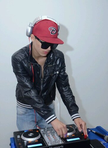 DJ BФSS. .productor En Mezclas y pistas DJ mezclador cualquier tipo de eventos @djbosskilla todo se lo debo al señor !!!