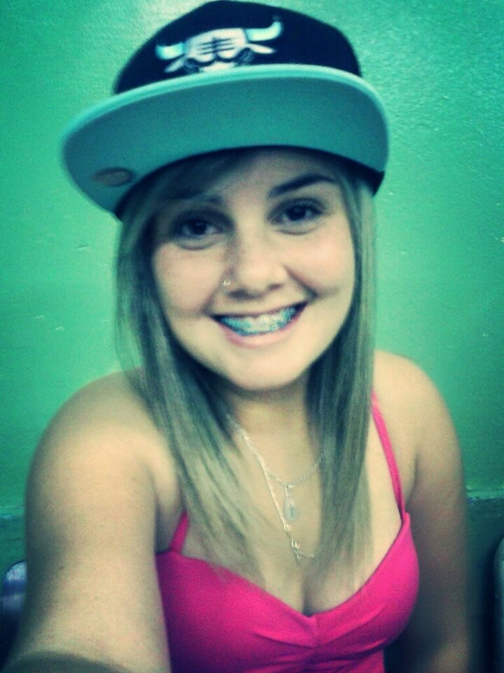 Uns dizem que ela é marrenta, outros que é sensual;
discreta, desperta desejo, inveja e tem muita rival.
Esperta não se envolve fácil, malícia é fundamental ♪