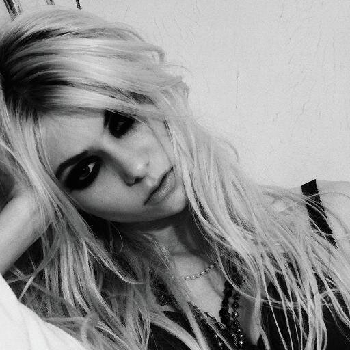 Actress of the stage, took my own life for love. I was given a second chance, and I will find him. Engaged  to @_Gray_Dorian  (RP 21+ )