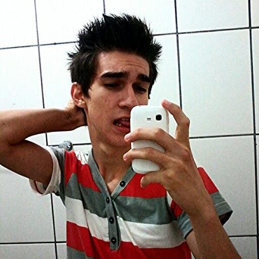 Não me preocupo com o que pensam de mim, sou o que sou, tenho falhas e coisas boas, verdades rimam com minha vida, o resto é questão de gosto.