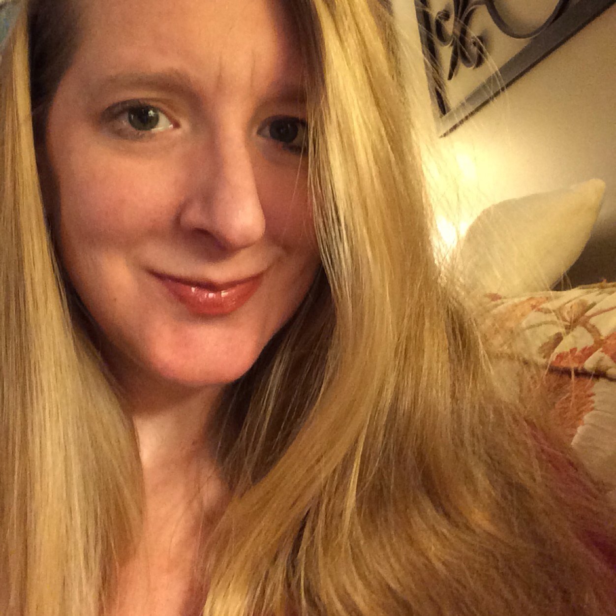 A true southern belle who is married to an adorable midwestern. Loves to work out, cook, shop!