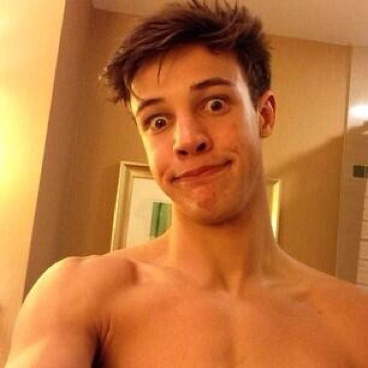 FOLLOW @magconbxtch PLZ BB. YOULL GET 3 FREE FOLLOWS AND A DM TO 5SOS ACCOUNT (;