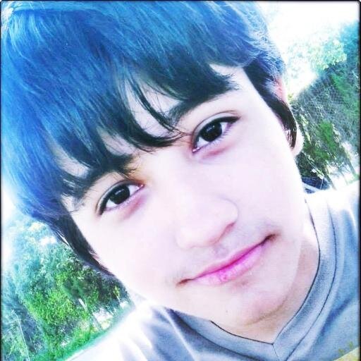 Amarte como te amo es complicado  Pensar como te pienso es un pecado  Mirar como te miro está prohibido Tocarte como Quiero Es Un Delito ♪