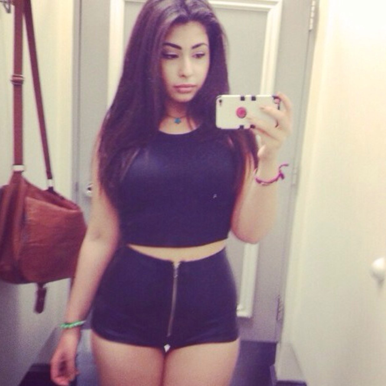 Im Jessica single[ ]; For now  Textttt meee ?. Girly . Complex . Unique . Outgoing . Mo'Fuckin Best. ;) Follow me on instagram @thagurl_jessica I follow back♥