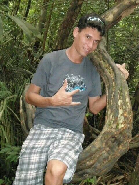 sou um cara alegri, legal, companheiro, carinhoso... gosto de sair e me divertir o maximo,, sou chato quando nescesario... e quem quizer me conhecer melhor...