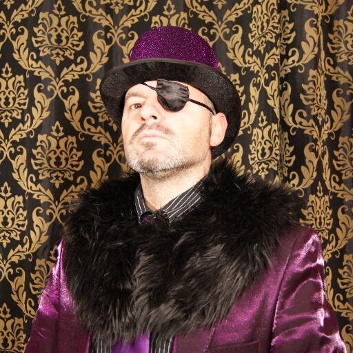 Soy dj,vidente,profesor de tarot,modelo publicitario y escritor ocasional.