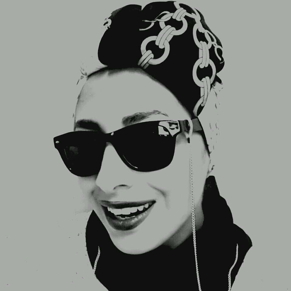 مش عارفة شو أعرف حالي ، ممكن أنا إشي من كلشي إلا إنه بتركز فيي شوية عروبة و هزل !