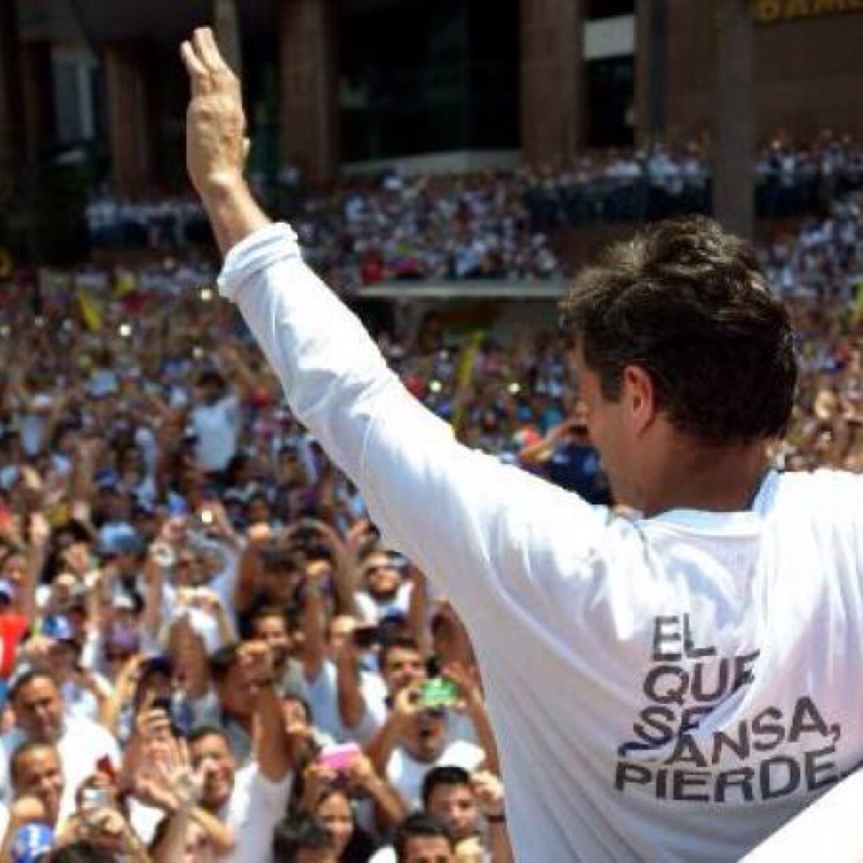 Lucha inteligente, sin odio, sin desanimo ni venganzas. Perseverancia hasta ver la plena libertad. 
#VenezuelaEnAcción