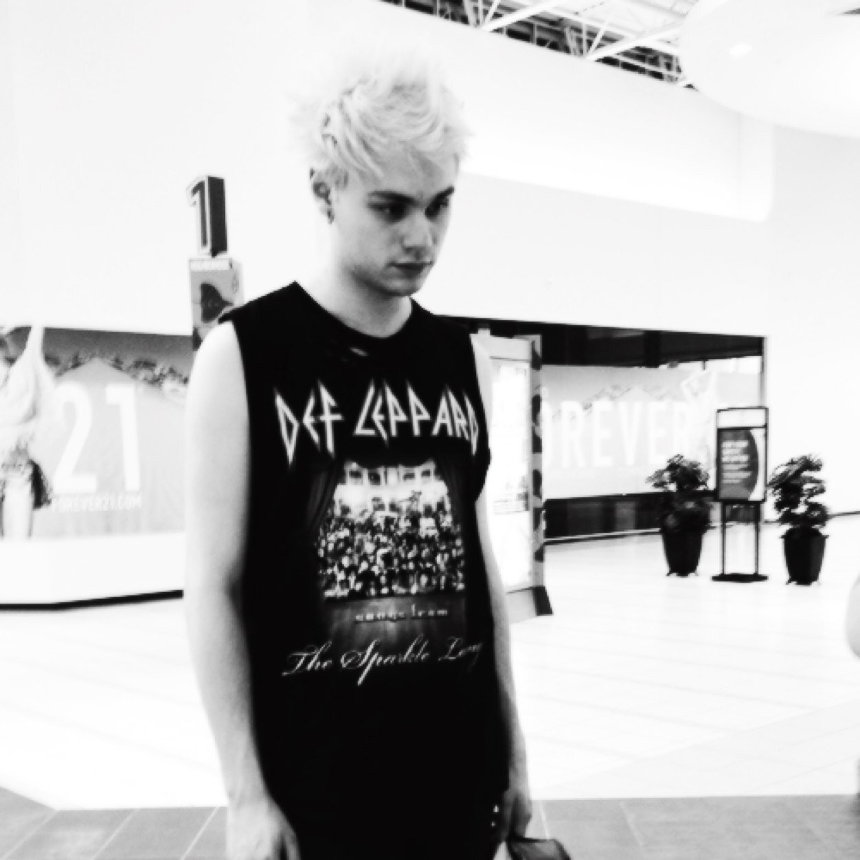 follow @paynoxhemmo bc ilysm(-: