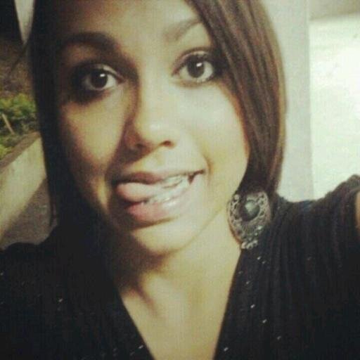 alegre , humorística y siempre escuchando música:) LA MEJOR AMIGA!!!!!!