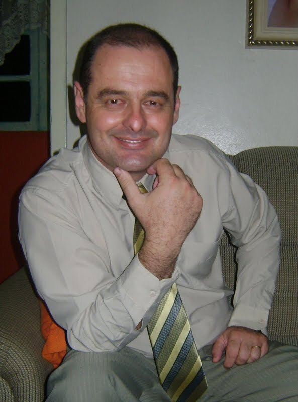 Sou uma pessoa simples, humilde, gosto da vida, gosto de estar com amigos, de estar com a família e viver intensamente, um dia após o outro.