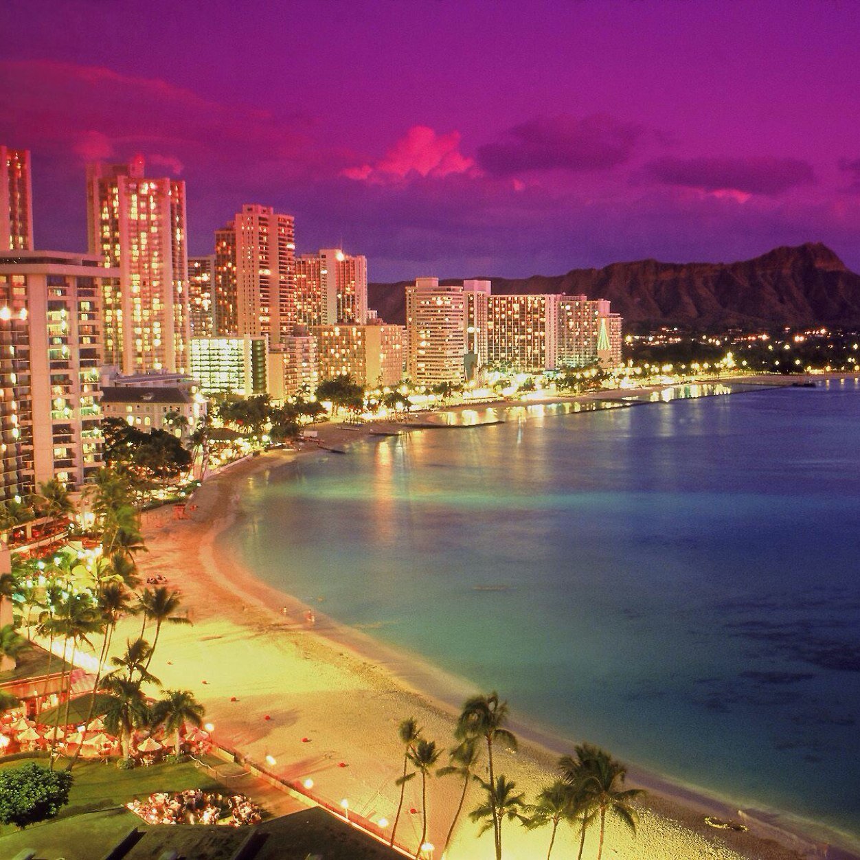 placestosee_'s profile picture. Where do you wanna visit? Big beaches, or Bright cities? You choose we have the pictures