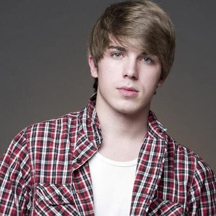 21 años. Triunfando en la música, homosexual y orgulloso. Futuro padre de familia, actualmente casado con mi rubio. Ross como te amo .