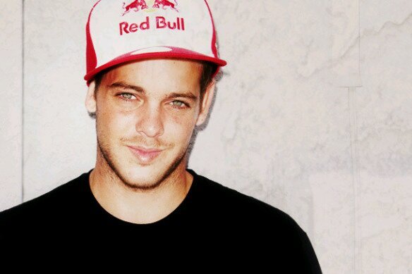 I'm a Ryan Sheckler fan and I love music. I live in my dreams :)