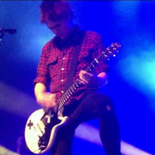 Clxffordspizza's profile picture. Real bands save fans, real fans save bands ♡