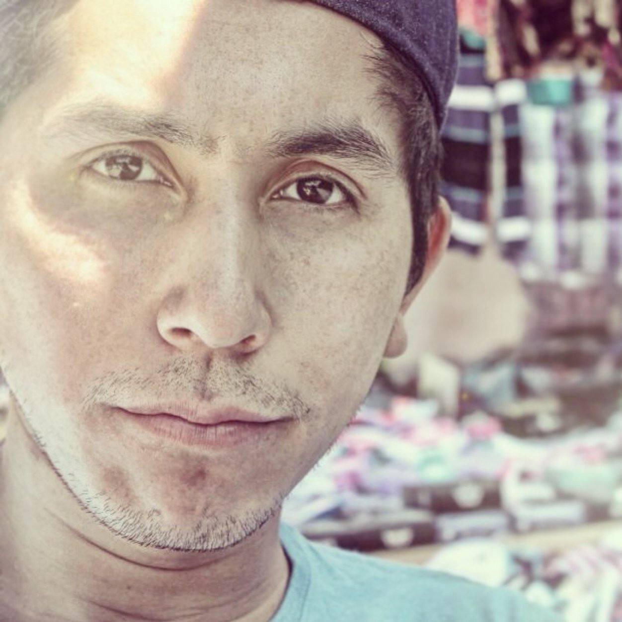 Cauro simpatico, amante de la buena aventura, un poco loco ademas estudiante de Diseño Gráfico a mucha honra, sólo sígueme y harás bien...