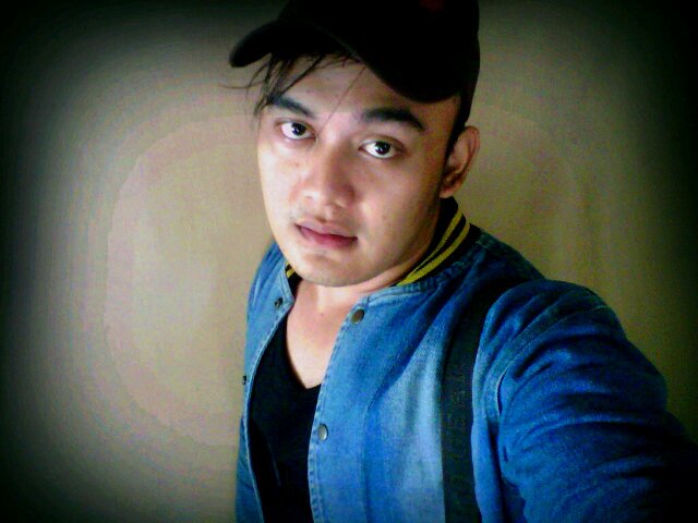 Hitam gelap tak terlihat | Bergerak berarti hidup | Hitam putih tak berwarna | Only god knows why |seyuman tanda tanya :|