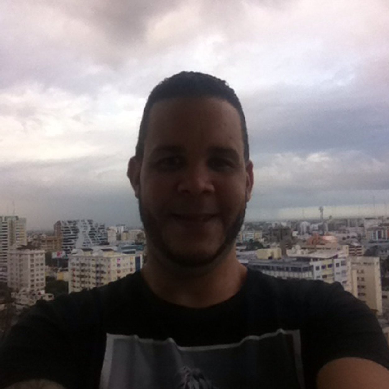 Decorador Arquitectonico, 32 años, amante de los buenos placeres d la vida: musica, tragos sociales, cine