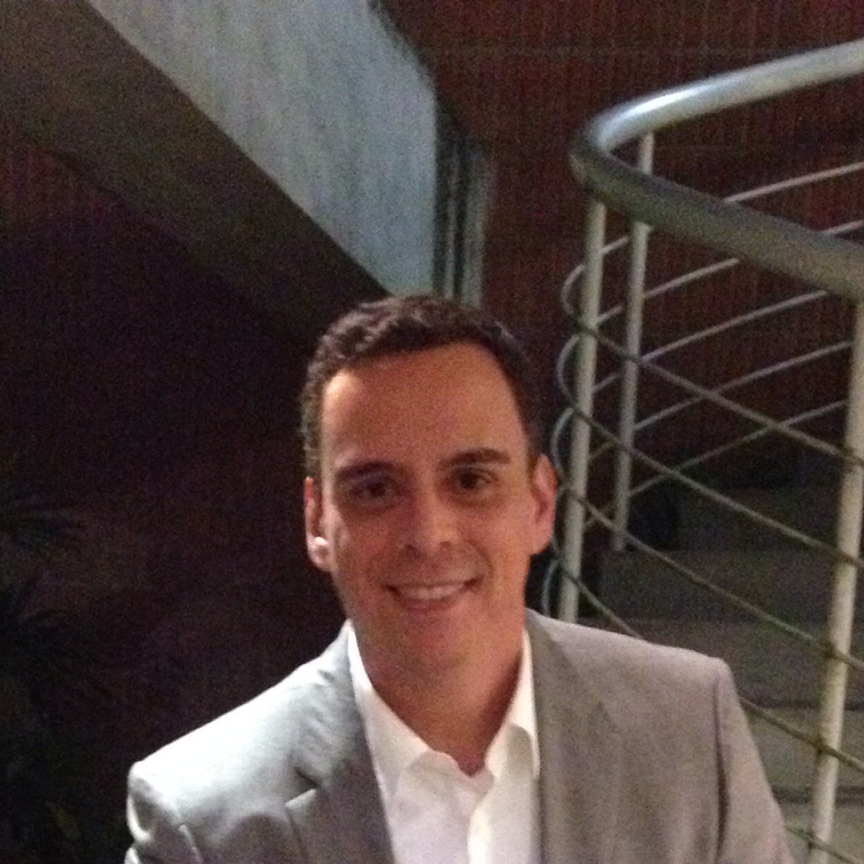 La mirada de la inocencia conquista mi alma, alimenta mi vida y mi razón de ser. La simplicidad del hecho mismo contrasta con la profundidad eterna del amor.