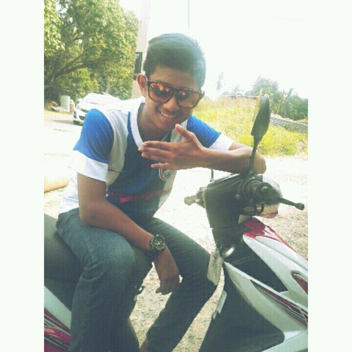 «{.....hii i am azri  15  phg...jom maen follow-ii...i follow you....you follow me....}»