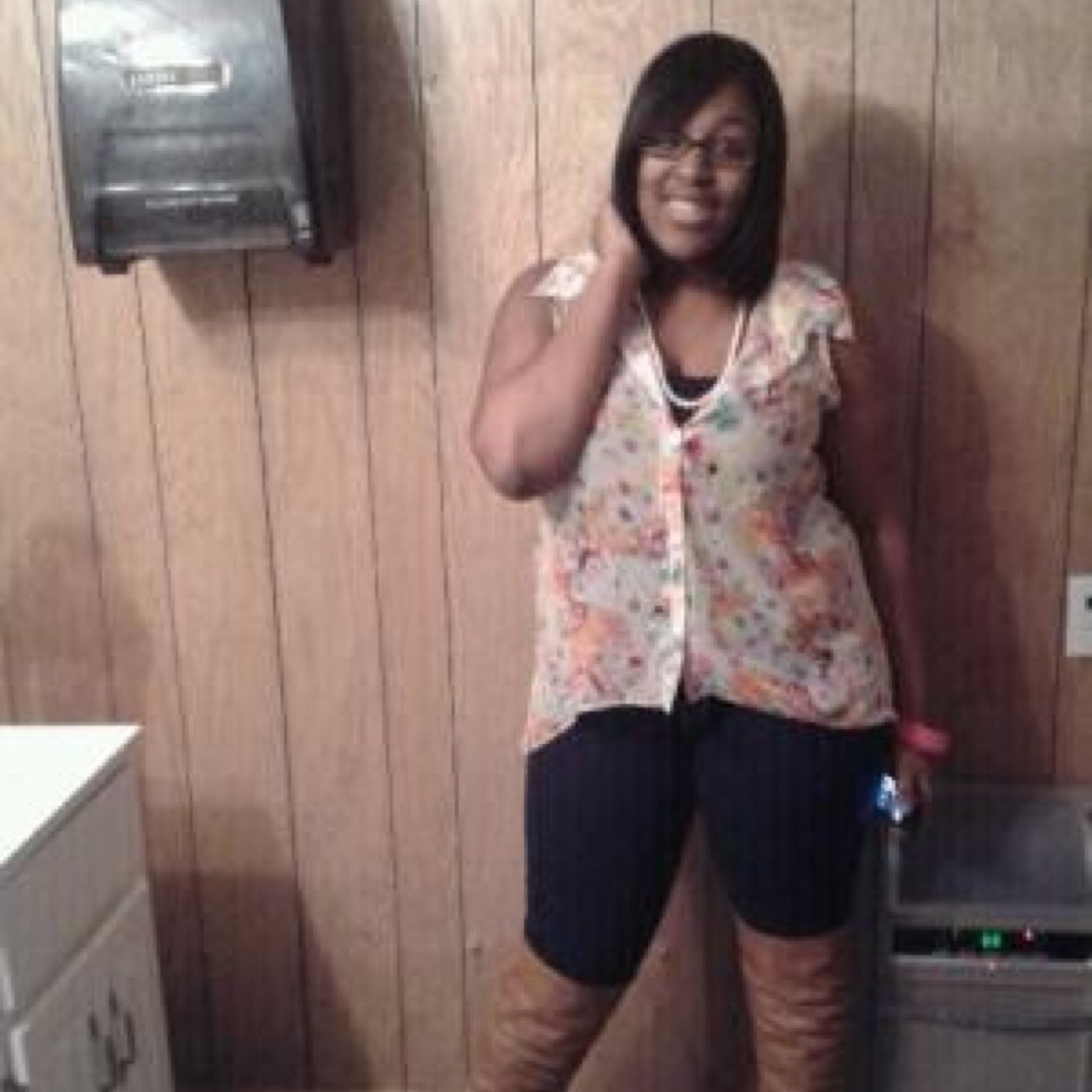 *Fuck ayee bio yall beening noisey anyways so why not follow mhe , i'll follow back !!!!!!!!!!!!!!!*