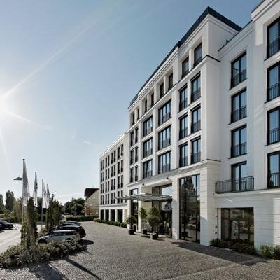 Parkhotel Stuttgart Messe-Airport ● 220 Zimmer ● 19 Meetingräume ● Restaurant & Showküche ● Hausbrauerei mit Biergarten ● Innenhofterrasse ● Kaminlounge & Bar