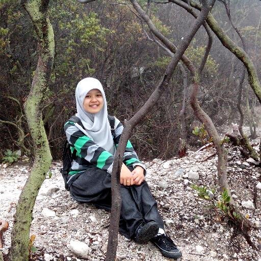 Belajar menjadi lebih baik, menjadi muslimah yang sabar dan kuat, menjadi seorang pemimpi yang mau berusaha, bekerja keras, dan slalu berdo'a kepada-Nya :)