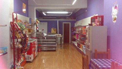 tenemos bocadillos, paninis, refrescos de toda clase y muchos productos. vengan a conocer la nueva tienda de pecados
