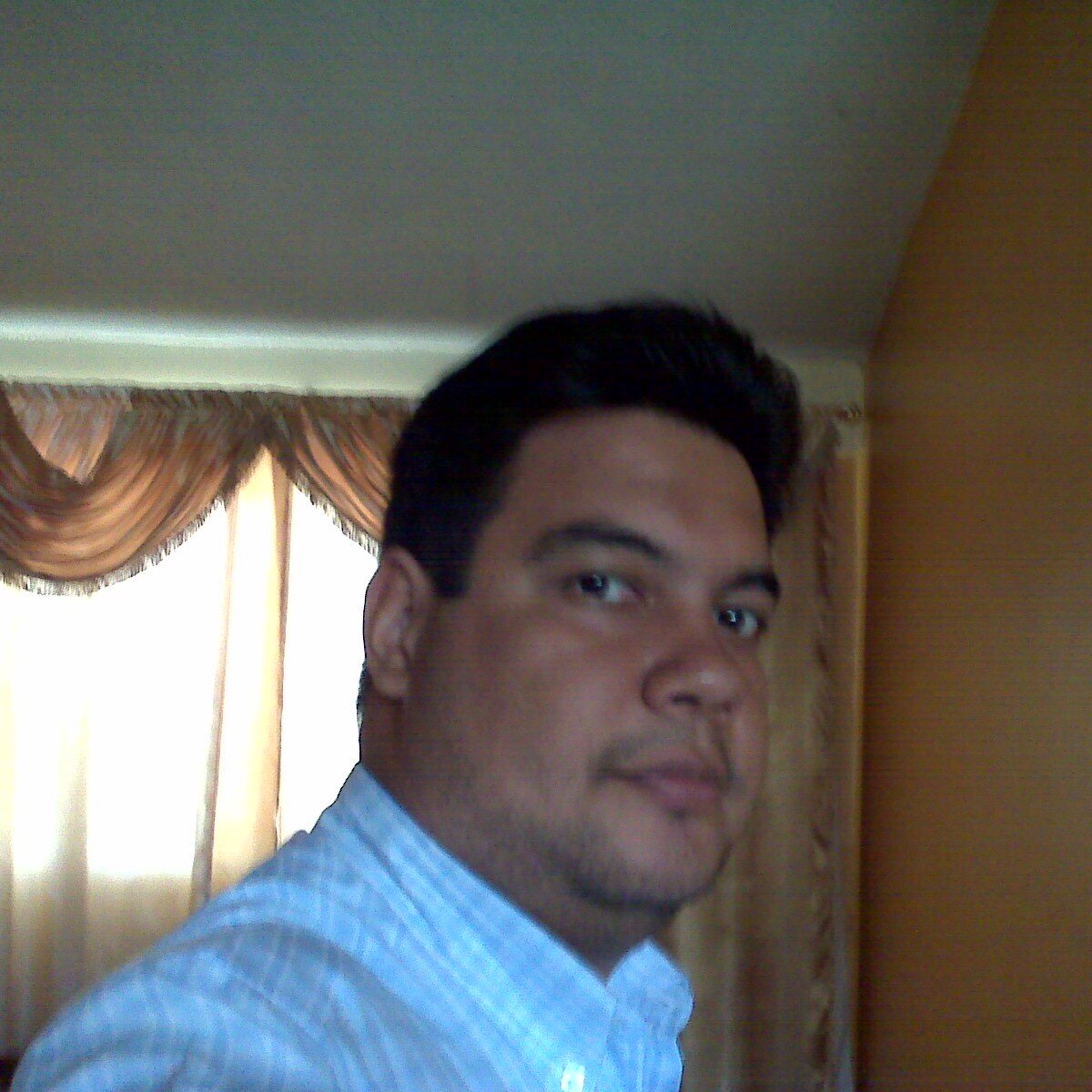 Venezolano, Lic. En Admon. de Empresas y Esp. en Gerencia Estratégica y Comercialización de Bienes y Servicios