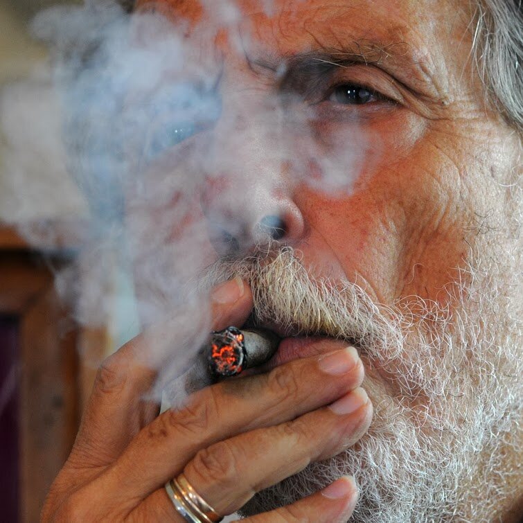 abruzzese42's profile picture. Mediologo. Lavora a scanso d'università. Vive all'estero di se stesso.