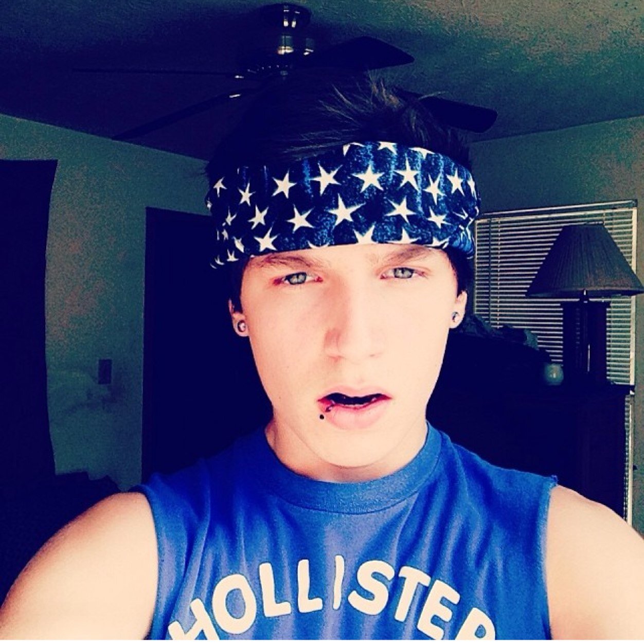 Free follow, follow @new_comer90 and cam5sos_fan. i unfollow back