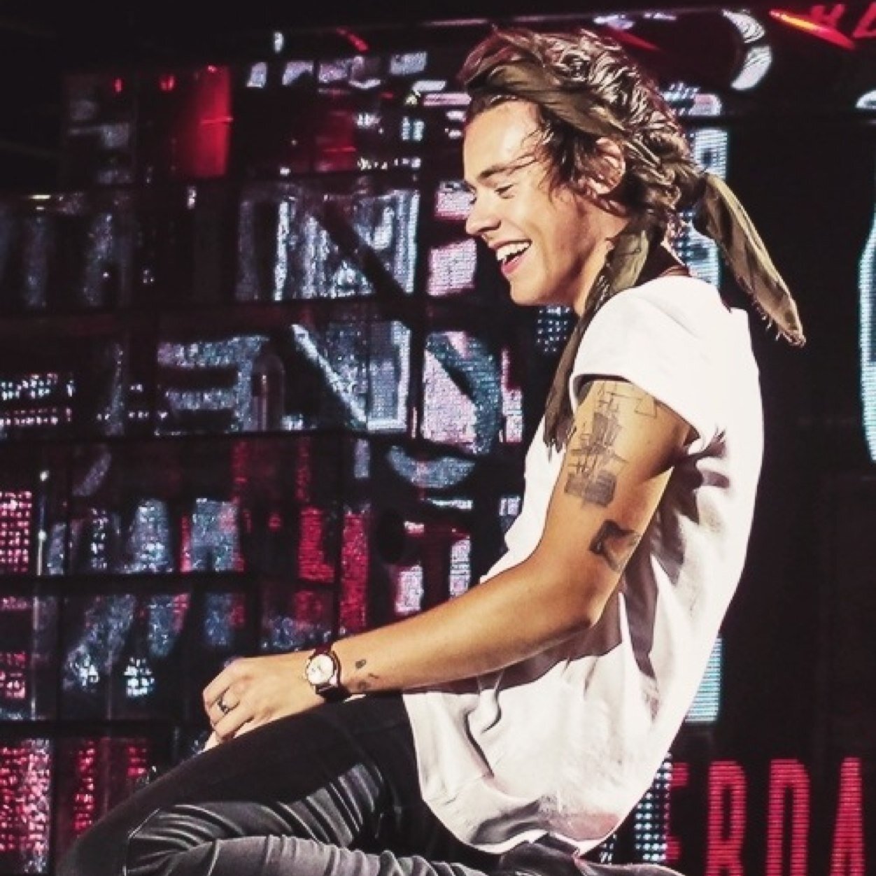 Here's a FRE FOLLOW! But please please follow @EasybreezeHarry i appreciate it ! Thanks thanks you're beautiful