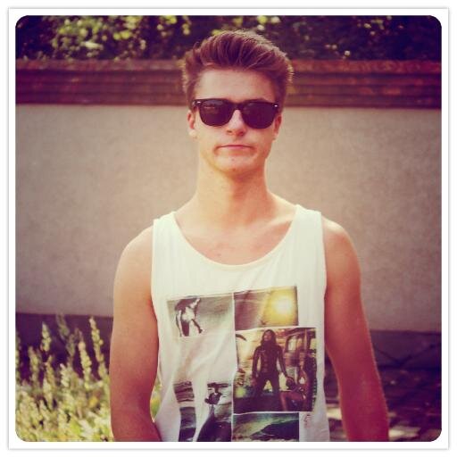 Hey guys, I'm Vally ;) Love to surf, longboard and espacially I like to play and to sing with my guitar. Nice clothes many friends and music make my life ;)