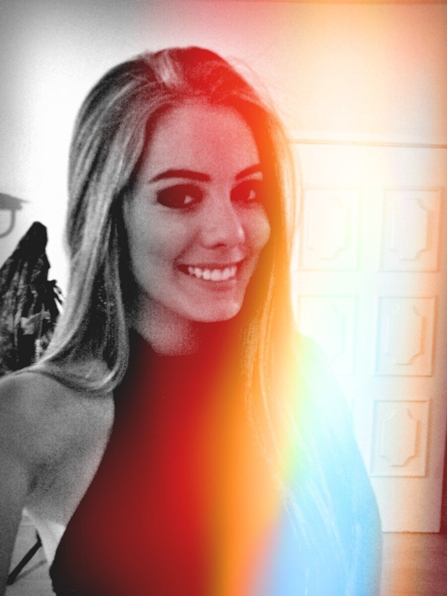 é necessário abrir os olhos e perceber que as coisas boas estão dentro de nós, onde os sentimentos não precisam de motivos nem os desejos de razão. :)