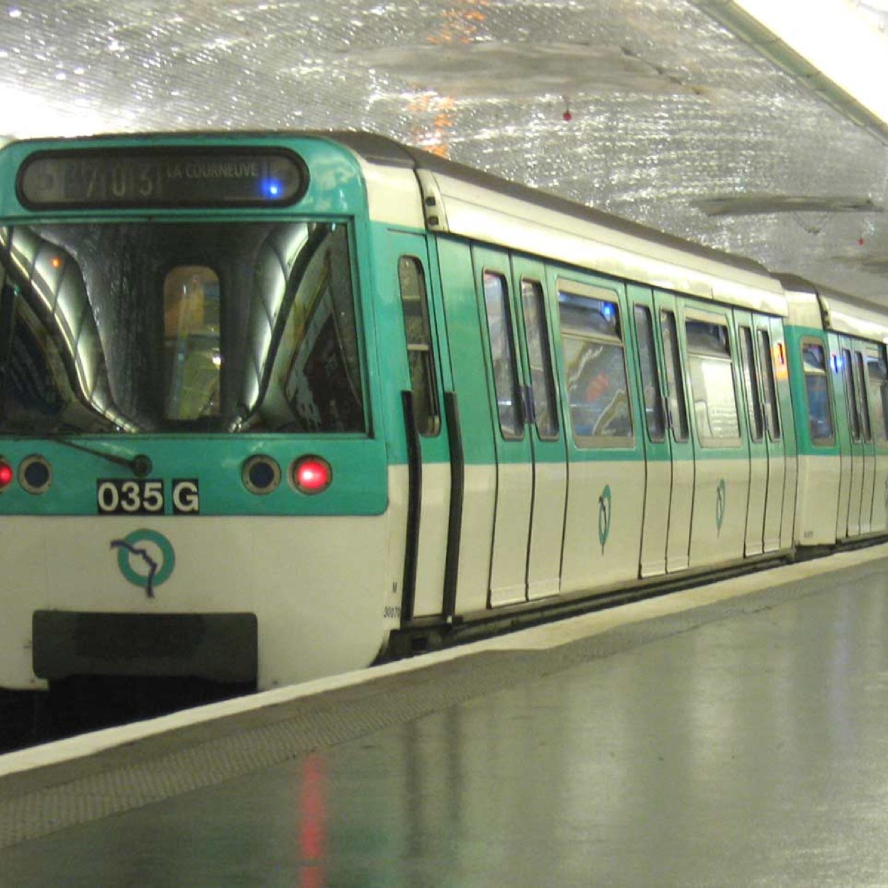 パリメトロの駅名をひたすらつぶやくbotです。現在、1号線、3bis線、14号線、ユーロスターの駅が入っています。これから他の路線も増やしていきます！ 作者 @jinjo_x