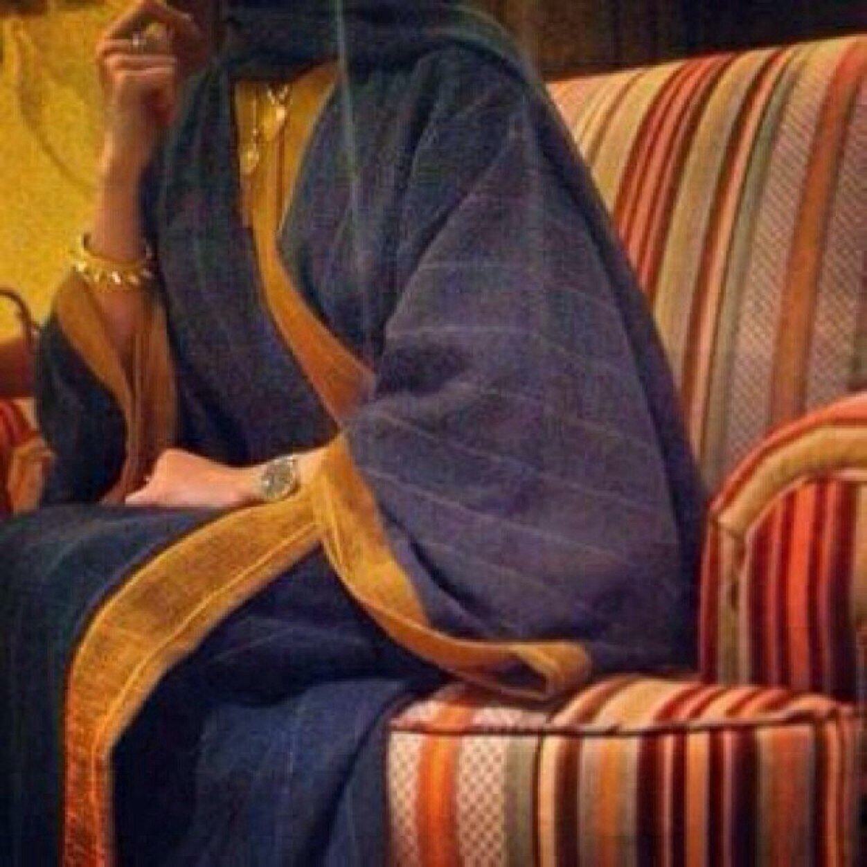 يمشي على خط #البداوه عشاني . ۆيختار من #ميحد بَ هالأبيات ويحييها يقولي : ﺂحبك يا نظر عيني غناتي ۆﺂقوله: أحب الأرض لي تمشي عليها”