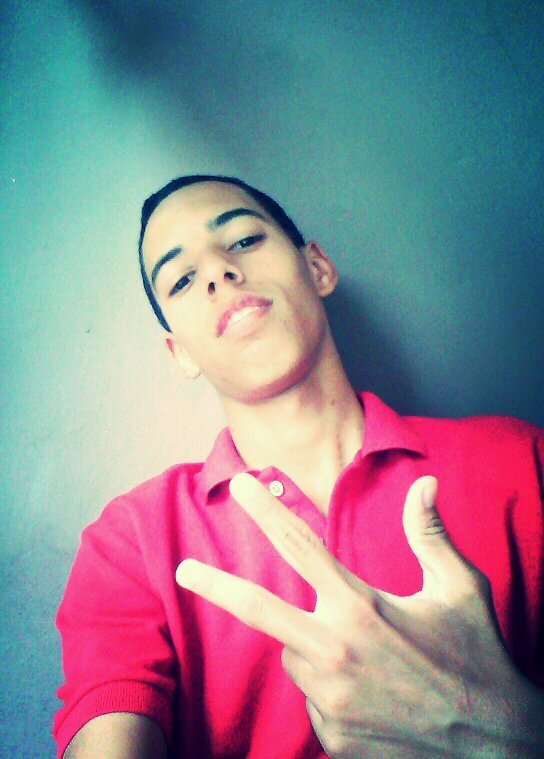 Sou uma pessoa que gosta de fazer amizades sou um cara legal mim dou bem com todo mundo sou uma pessoa calma tranquila e sempre feliz