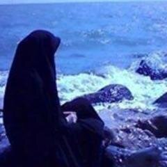 ‏‏أحيانا نضحــك و الهموم تلف بنا من كل جهة .. ليس لإننا عديمي الآحساس !! و لكن .. لأننا نملك أنفسا تؤمن بأن بعد العسر يسرا .. :)