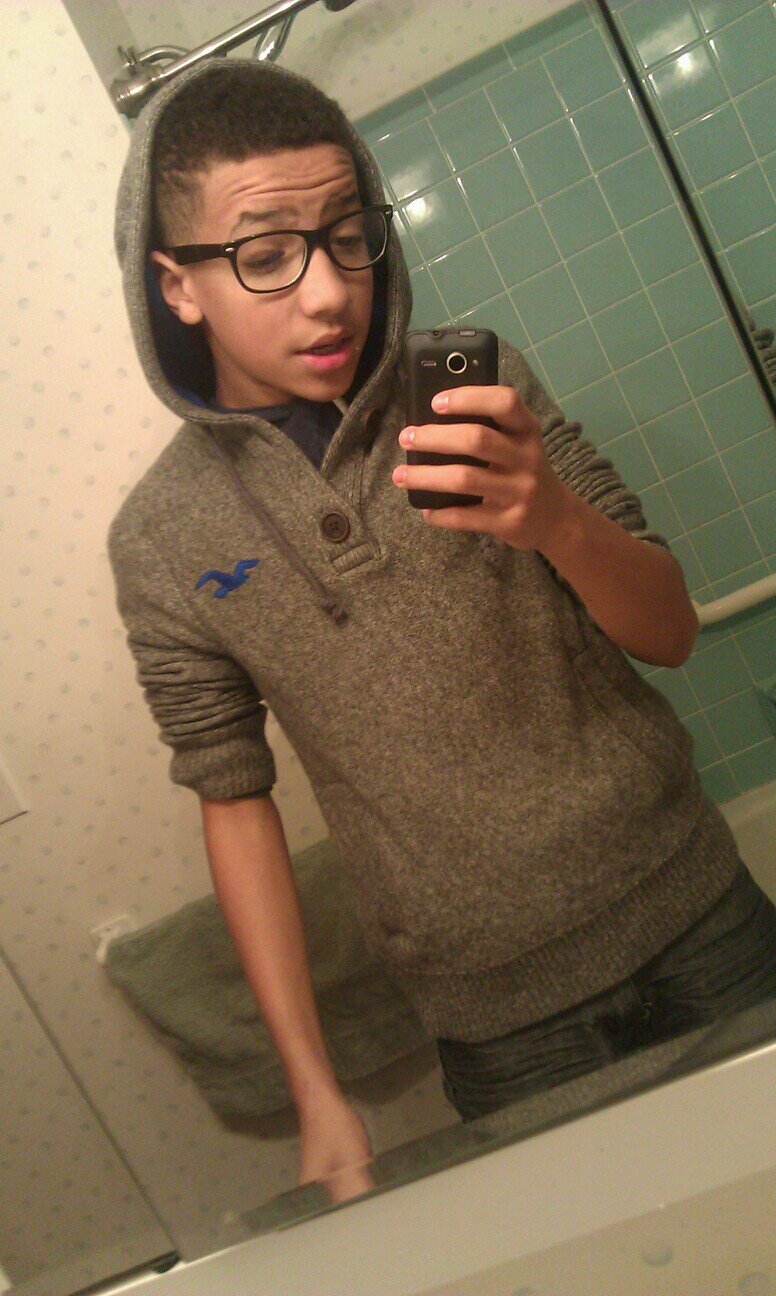 ItsRobertBxtch's profile picture. no one reads these so smd